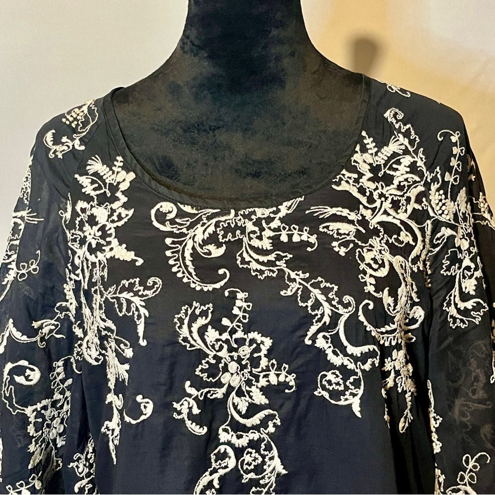 Esme & Esyllte Anthropologie Navy & White Embroidered Floral Top | Size M